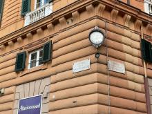 orologio all'angolo tra piazza Fontane Marose e vico Spinola