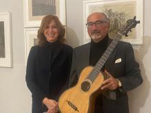 Barbara Grosso e il Maestro Scanu con la chitarra di Mazzini