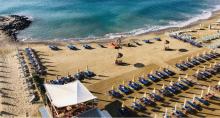 veduta dall'alto di una spiaggia attrezzata con file di lettini e sdraio