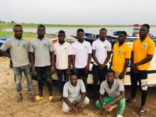 foto di gruppo dei pescatori del Togo davanti a una barca