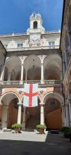 la bandiera di Genova all'interno del cortile di palazzo Tursi