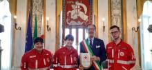 il vice sindaco con rappresentanti della Croce Rossa nel salone di rappresentanza