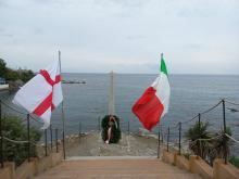 stele e bandiere su scoglio di Quarto