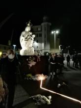 persone e statua Madonna Regina di Genova a Molo Giano