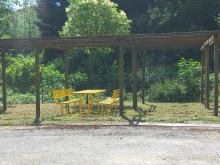 zona picnic con tavolo e sedie gialli