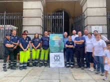 foto di gruppo con stendardo 