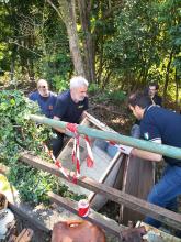 foto volontari al lavoro