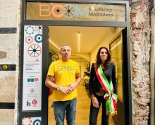 l'assessore Rosso sulla porta della biciofficina