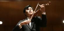 Foto di repertorio del violinista Simon Zhu durante un concerto