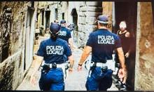 Agenti della Polizia Locale nel centro storico (foto di repertorio)