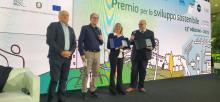 Il ritiro del premio da parte della Sustainability e Resilience Manager del Comune di Genova Stefania Manca