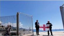 Capo Marina Mascia e Salvetti con bandiera di Genova