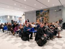 persone in sala durante la conferenza stampa