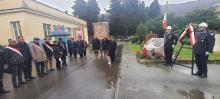 saluto militare davanti al monumento