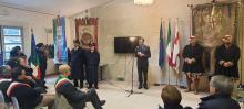Campora seduto in platea con fascia