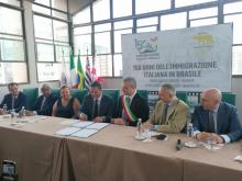 La firma del patto di amicizia
