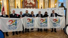 foto di gruppo con bandiera