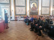 persona parla in piedi davanti alla platea
