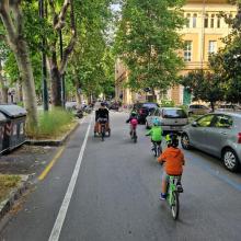 Bimbi che pedalano lungo il controviale di corso Torino con limite 30 km/h