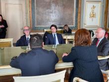 tavolo con ambasciatore