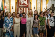la sindaca Salis con le coppie di mamme dei primi figli riconosciuti dalla doppia maternità