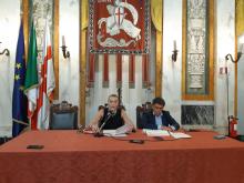 La sindaca Salis e l'assessore Ferrante insieme nel Salone di Rappresentanza dopo la giunta comunale