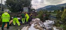 Foto dell'intervento in corso con la rimozione di alcuni rifiuti speciali
