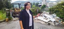 L'assessora Pericu davanti a un cumulo di rifiuti abbandonati