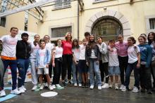 La sindaca Salis insieme ad un gruppo di bimbe e bimbi