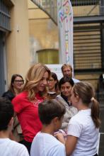 La sindaca Salis parla con alcune bimbe e bimbi