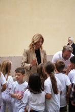 La sindaca Salis circondata da un gruppo di bimbe e bimbi in maglia bianca