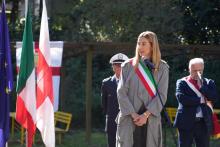 L'intervento della sindaca Salis accanto alla targa prima del momento della scopertura