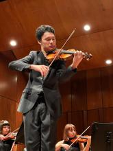il neo vincitore del Premio Paganini Aozhe Zhang mentre si esibisce con il celebre "Cannone" di Niccolò Paganini il neo vincitore del Premio Paganini Aozhe Zhang mentre si esibisce con l'iconico "Cannone" di Niccolò Paganini