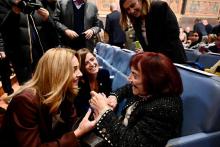 Il saluto della sindaca Silvia Salis alla Partigiana genovese Mirella Alloisio Il saluto della sindaca Silvia Salis alla Partigiana genovese Mirella Alloisio