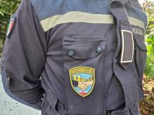 La manica della divisa di un agente della Polizia Locale con la patch "Prossimità e comunità" La manica della divisa di un agente della Polizia Locale con la patch "Prossimità e comunità"