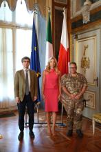 Assessore Patrone, sindaca Salis e colonnello Dotoli davanti alle bandiere Assessore Patrone, sindaca Salis e colonnello Dotoli davanti alle bandiere