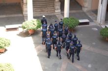 I nuovi 19 agenti della Polizia Locale di Genova si apprestano a salire lo scalone di Palazzo Tursi I nuovi 19 agenti della Polizia Locale di Genova si apprestano a salire lo scalone di Palazzo Tursi
