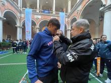 il sindaco bucci regala ad arnaldi la spilla di genova
