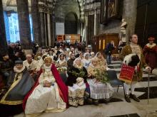 I figuranti dei Gruppi Storici seduti nella Cattedrale durante la rappresentazione del Presepe vivente