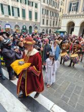 Uno dei Re Magi sale le scale della Cattedrale