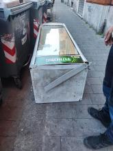 Un vecchio frigo scaricato per strada Un vecchio frigo scaricato per strada