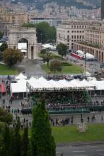 La tribuna allestita per la sfilata e il monumento ai Caduti di piazza della Vittoria