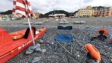 La nuova spiaggia fotografata dal mare, in primo piano la postazione del bagnino responsabile della sicurezza in acqua