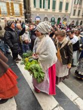 Una figurante di un Gruppo Storico sulla scalinata della Cattedrale