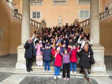 Bimbi e insegnanti sullo scalone di Palazzo Tursi insieme ai presidenti Villa e Macchi, e al consigliere Caraffini