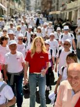La sindaca Salis in mezzo ai partecipanti alla festa, tutti con maglietta e cappellino bianchi del progetto "Sport Senior" La sindaca Salis in mezzo ai partecipanti alla festa, tutti con maglietta e cappellino bianchi del progetto "Sport Senior"
