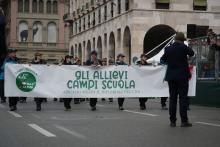 Gli allievi del campo scuola degli Alpini sfilano insieme al loro striscione