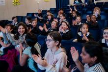 Bambine e bambini nella sala del Teatro Stradanuova