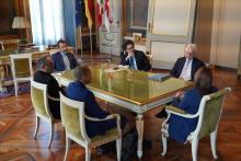 L'ambasciatore Hans-Dieter Lucas seduto al tavolo dell'Ufficio di rappresentanza del sindaco