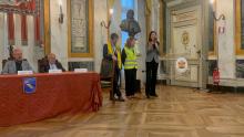 relatori parlano in piedi